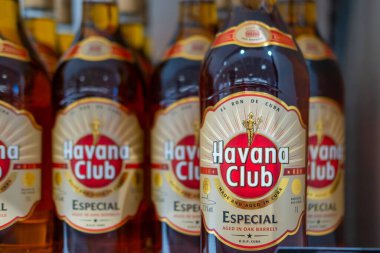 Ticari tarzda Havana Club rom şişeleri, rafta alkollü içki, ikonik markalaşma, yüksek kaliteli alkollü içecek, gümrüksüz satış, reklam ürünü fotoğrafçılık, ticari tarzda çekim.