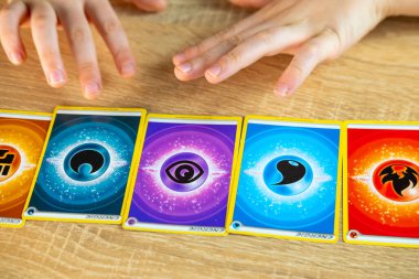 Genç hobi meraklısı, çocuk renkli poker koleksiyonu kart oyunu, ticaret ve koleksiyon, Pokemon Fan Culture, Frankfurt - 18 Kasım 2024