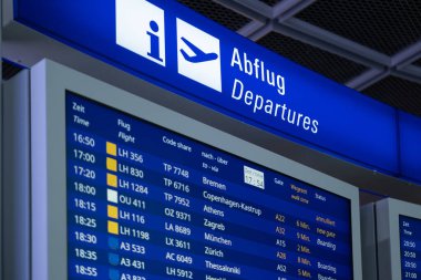 Uçuş bilgi panosu, havaalanında görüntüleme, mavi ışık yansıtma planları yolculuk, Almanya 'da seyahat bilgileri, uçuş veri sistemleri
