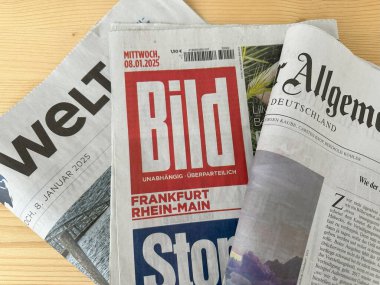 Sayfa Alman gazeteleri BILD, Almanca Die Welt tahtada, günlük haberler güncel olaylar, aciliyet ve aciliyet, Frankfurt - 15 Ocak, 2025