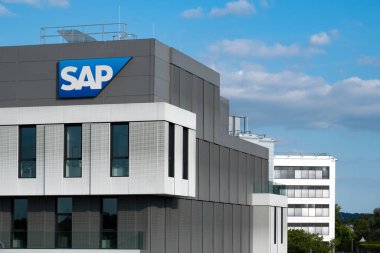SAP SE logosu, dijital dönüşüm, yazılım geliştirme, işletme yönetimi, yenilikçi dijital mühendislik, Walldorf, Almanya - 29 Temmuz 2024