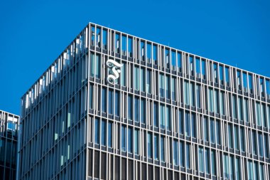 Logo Frankfurter Allgemeine Zeitung yüksek katlı cam bina, Alman FAZ şirketi, farkındalık, çatışma, haber ve bilgi, Frankfurt - 19 Ocak 2025