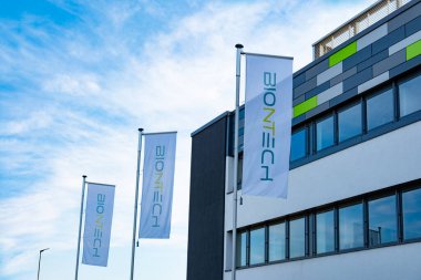 Şirket bayraklarıyla Biontech SE genel merkezi, Alman biyoteknoloji şirketi, BioNTech İmalat, geliştirme ve üretim aktif immünoterapi ajanları Mainz, Almanya 'da - 7 Eylül 2024