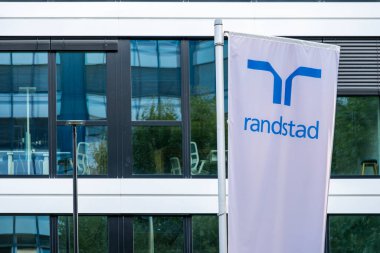 Randstad ofis binası logosu, HR hizmet sektöründe Alman küresel lideri, personel seçimi acentası, Randstad Jobs Frankfurt am Main, Almanya - 1 Eylül 2024