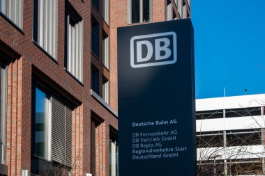Mavi gökyüzüne karşı belirgin ikonik DB logosu olan modern bina, Deutsche Bahn şirketinin taşımacılık ve cam cephe bağlantısına karşı bağlantı, Frankfurt - 19 Ocak 2025