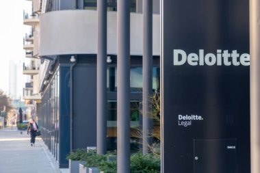 Logo danışmanlık şirketi Deloitte Touche Tohmatsu Limited Frankfurt şehir merkezindeki bina, çok uluslu profesyonel hizmet ağı, Büyük Dört muhasebe firması, Frankfurt - 19 Ocak 2025