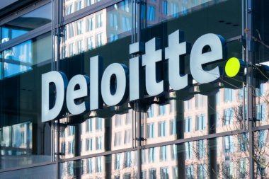 Logo danışmanlık şirketi Deloitte Touche Tohmatsu Limited Frankfurt şehir merkezindeki bina, çok uluslu profesyonel hizmet ağı, Büyük Dört muhasebe firması, Frankfurt - 19 Ocak 2025