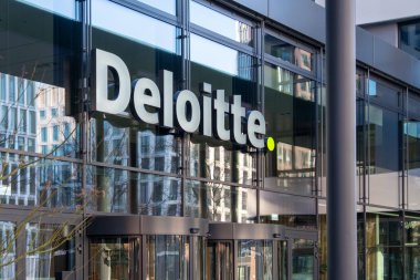 Logo danışmanlık şirketi Deloitte Touche Tohmatsu Limited Frankfurt şehir merkezindeki bina, çok uluslu profesyonel hizmet ağı, Büyük Dört muhasebe firması, Frankfurt - 19 Ocak 2025