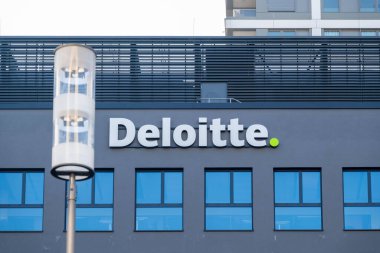 Logo danışmanlık şirketi Deloitte Touche Tohmatsu Limited Frankfurt şehir merkezindeki bina, çok uluslu profesyonel hizmet ağı, Büyük Dört muhasebe firması, Frankfurt - 19 Ocak 2025
