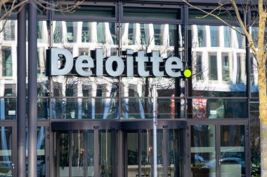 Logo danışmanlık şirketi Deloitte Touche Tohmatsu Limited Frankfurt şehir merkezindeki bina, çok uluslu profesyonel hizmet ağı, Büyük Dört muhasebe firması, Frankfurt - 19 Ocak 2025