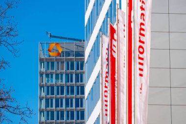 ikonik Deutsche Rentenversicherung logosu ön cephedeki modern bina, sosyal güvenlik kurumu, Almanya 'daki emeklilik yardımları, Frankfurt - 19 Ocak 2025 