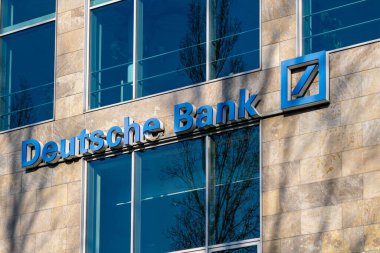 ikonik Deutsche Rentenversicherung logosu ön cephedeki modern bina, sosyal güvenlik kurumu, Almanya 'daki emeklilik yardımları, Frankfurt - 19 Ocak 2025 