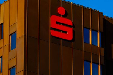 ikonik Deutsche Rentenversicherung logosu ön cephedeki modern bina, sosyal güvenlik kurumu, Almanya 'daki emeklilik yardımları, Frankfurt - 19 Ocak 2025 