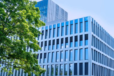 parça parça modern çok katlı ofis ve yansıtıcı cam cepheleri, modern yüksek ofis binaları ve konut kuleleri ile Avrupa 'da konut binaları