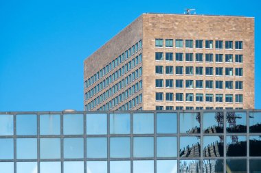 parça parça modern çok katlı ofis ve yansıtıcı cam cepheleri, modern yüksek ofis binaları ve konut kuleleri ile Avrupa 'da konut binaları