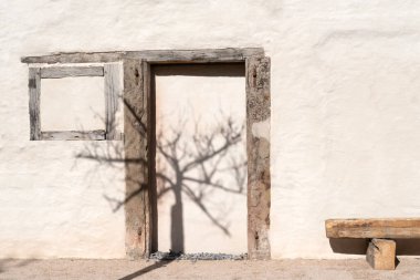 Eski binanın dışı, alçılı ışık duvarı, antik mimari, seyahat ve keşif, kültür mirası, ortaçağ sahalarını keşfetmekle ilgilenen turistler için ilgi çekici yerler