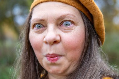 Orta yaşlı kadın şok edici haberler, duygusal komik portre manyağı derin şaşkınlık ve duygusal tepki gösteren beklenmedik haberler, ezici duygular...