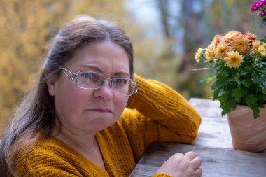 Derin üzüntü içinde olgun bir kadın, hüzünlü bir ifade, dramatik duygusal bir portre kederli bir kadın, somut bir kayıp, iç kargaşa ve umutsuzluk, kırık bir kalp.