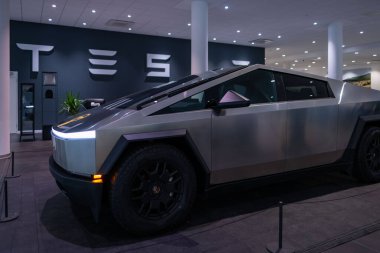 Fütürist parlak gümüş Tesla Cybertruck Vakfı, modern sergi salonunda sergilenen her türlü kamyonet, elektrik gücü Elon Musk şirketi, eşsiz geometrik tasarım, Frankfurt - 25 Ocak 2025
