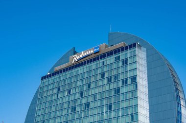 Modern Radisson Blu otel binası, seyahat konukseverliği, gösterişli cam cephe ve sembolik mavi logo şehir merkezindeki Frankfurt am Main, Hesse, Almanya - 19 Ocak 2025