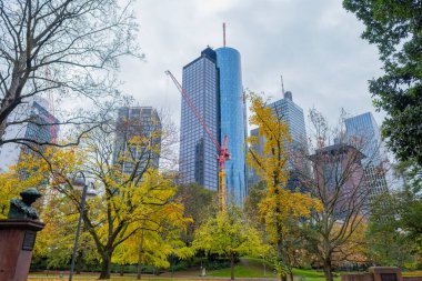 Yeraltı metrosu yakınlarındaki Frankfurt bölgesi Taunusanlage İstasyonu, toplu taşıma konsepti, Urban Lifestyle, Modern Şehir Hayatı, Frankfurt - 9 Kasım 2023