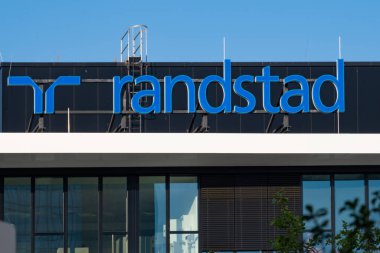 Randstad ofis binası logosu, HR hizmet sektöründe Alman küresel lideri, personel seçimi acentası, Randstad Jobs Frankfurt am Main, Almanya - 1 Eylül 2024