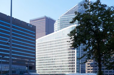 Lahey 'deki çok katlı modern tren istasyonu kompleksi, Lahey' deki Avrupa şehir ulaşım merkezindeki ofis binaları, modern yüksek binalar, Haag - 19 Ocak 2025