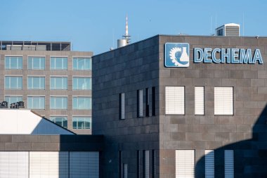 Modern, seçkin DECHEMA logosuna sahip ofis binası, Alman Kimyasal Cihaz Topluluğu, Frankfurt am Main, Hesse, Almanya, Frankfurt - 19 Ocak 2025