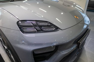 Otomobil galerisinde elektrikli gri Porsche Macan, gelişmiş otomotiv teknolojisi, Alman mühendisliği, yüksek teknoloji, kaliteli araç, araç görüntüleme, Frankfurt - 25 Ocak 2025