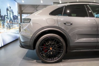 Gri renkli Porsche Macan GTS otomobil galerisinde, gelişmiş otomotiv teknolojisi, Alman mühendisliği, yüksek teknoloji, kaliteli araç, araç görüntüleme, Frankfurt - 25 Ocak 2025