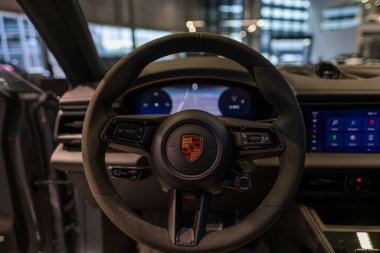 İçi, direksiyon simidi elektrikli Porsche Macan GTS araba İçi, kokpit, alet düğmeleri anahtarlar, elektrikli araç, modern arayüz, dijital yenilikçi teknoloji, Frankfurt - 25 Ocak 2025