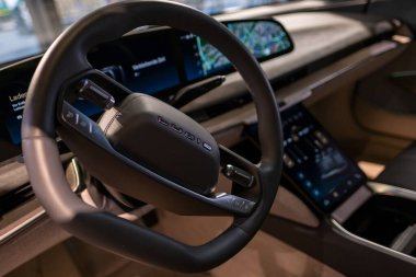 Direksiyon, dahili elektrikli Lucid Air, pil elektrikli 4 kapılı lüks sedan, gelecekteki sürdürülebilir hareketlilik Lucid Motors, gelişmeler otomotiv endüstrisi, Frankfurt, Almanya - 25 Ocak 2025
