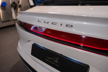 Deep Red Electric Lucid Air, Pil 4 kapılı lüks sedan, gelecekteki sürdürülebilir hareketlilik Lucid Motors, teknolojik gelişmeler otomotiv endüstrisi, Frankfurt, Almanya - 25 Ocak 2025