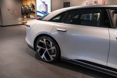 Deep Red Electric Lucid Air, Pil 4 kapılı lüks sedan, gelecekteki sürdürülebilir hareketlilik Lucid Motors, teknolojik gelişmeler otomotiv endüstrisi, Frankfurt, Almanya - 25 Ocak 2025