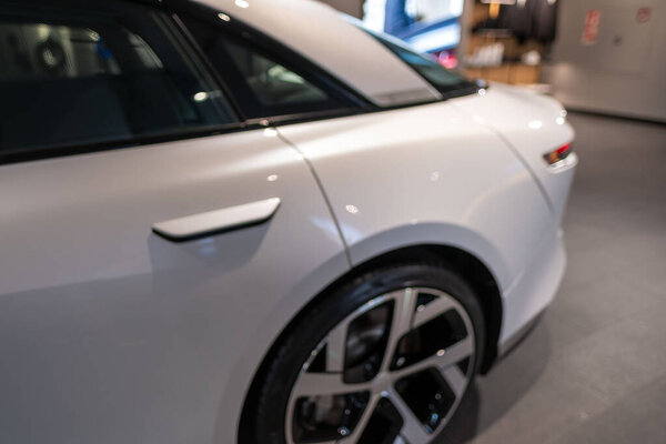 глубокий красный электрический Lucid Air, аккумулятор электрический 4-дверный седан класса люкс, будущая устойчивая мобильность Lucid Motors, технологические достижения автомобильной промышленности, Франкфурт, Германия - 25 января 2025 года