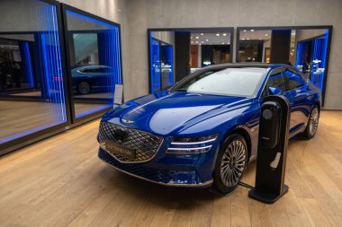 Moda bayiliğinde mavi elektrik üretimi GV80, aerodinamik tasarım, güçlü motor, ileri teknoloji, Londra 'da otomotiv endüstrisi - 24 Ekim 2024