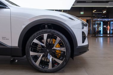 Zarif, beyaz kutup yıldızı 3, sol el sürüşlü, elektrikli araba, Volvo yan kuruluşu, çevre dostu araç, otomotiv endüstrisi, Londra 'da üstün sürüş ortamı - 17 Eylül 2024