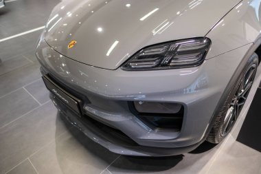 Otomobil galerisinde elektrikli gri Porsche Macan, gelişmiş otomotiv teknolojisi, Alman mühendisliği, yüksek teknoloji, kaliteli araç, araç görüntüleme, Frankfurt - 25 Ocak 2025