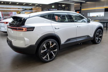 Zarif, beyaz kutup yıldızı 3, sol el sürüşlü, elektrikli araba, Volvo yan kuruluşu, çevre dostu araç, otomotiv endüstrisi, Londra 'da üstün sürüş ortamı - 17 Eylül 2024