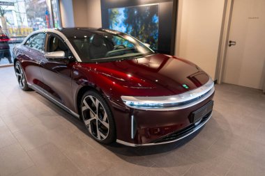 Deep Red Electric Lucid Air, Pil 4 kapılı lüks sedan, gelecekteki sürdürülebilir hareketlilik Lucid Motors, teknolojik gelişmeler otomotiv endüstrisi, Frankfurt, Almanya - 25 Ocak 2025