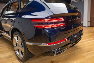 Premium blue Genesis GV80 in stil satışı, aerodinamik tasarım, güçlü motor, gelişmiş teknoloji, otomotiv endüstrisi Londra 'da - 24 Ekim 2024