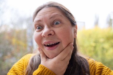 Çift çene, olgun kadın 50 yaşında, insan boynu, yan görüş, cilt kırışıklıkları, yüz gerdirme, yaşla ilgili deri değişiklikleri, estetik enjeksiyon kozmetolojisi, bakım yaşlanmayı önleyici prosedürler.