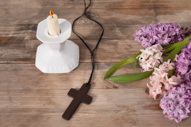 Bahar sümbülleri, Paskalya, inanç ve bahar temalı ahşap haç kolye, diriliş ve yeni hayat, dinsel hayat ve çiçekler.