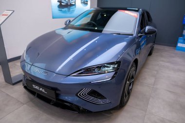 BYD Mühür elektrikli araç, Stüdyoda metalik SUV Çinli üretici, galeride ev, otomotiv endüstrisinde yenilik, Londra 'da çevre dostu özellikler sergisi - 16 Ekim 2024