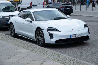 beyaz Porsche Taycan elektrikli araba, spor sedan, sürdürülebilir kalkınma, otomotiv endüstrisinde icat Porsche AG, Berlin, Almanya - 15 Ağustos 2024