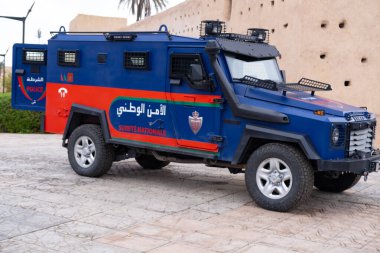 Marakeş sokaklarında polis arabası, Marakeş 'te kamu güvenliği, kamu hizmeti, hukuk ve düzen toplumumuzu güvende tutuyor, Marakeş, Fas - 7 Ocak 2024
