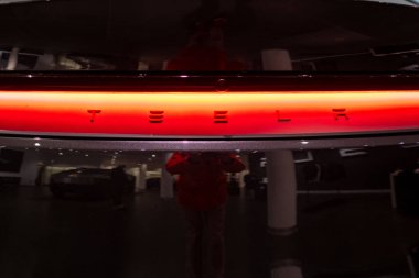 Yeni Tesla araba Model Y Juniper 2025 Studio 'da, galeride siyah metalik elektrikli araç, arka ışık barı, alternatif enerji geliştirme konsepti, Elon Musk şirketi, Frankfurt - 3 Şubat 2025