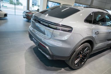 Otomobil galerisinde elektrikli gri Porsche Macan, gelişmiş otomotiv teknolojisi, Alman mühendisliği, yüksek teknoloji, kaliteli araç, araç görüntüleme, Frankfurt - 25 Ocak 2025