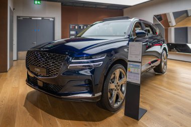 Premium blue Genesis GV80 in stil satışı, aerodinamik tasarım, güçlü motor, gelişmiş teknoloji, otomotiv endüstrisi Londra 'da - 24 Ekim 2024
