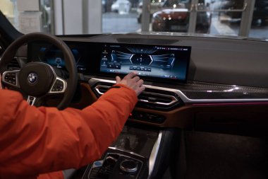 Elektronik ekran, direksiyon, kokpit BMW i4 beş kapılı elektrikli asansör sınıfı D iç, sürücü güvenliği, Frankfurt, Almanya - 31 Ocak 2024